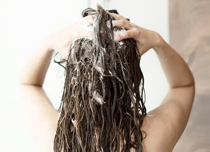 czlowiek ktory myje wlosy tylko suchhm szampone