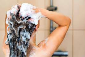 czlowiek ktory myje wlosy tylko suchhm szampone